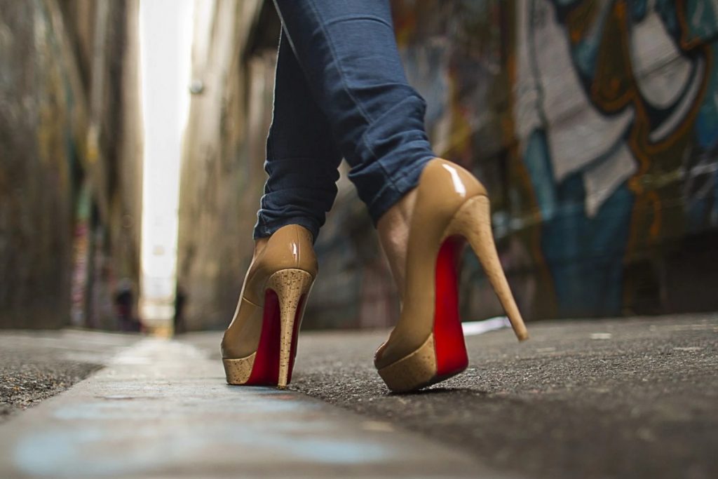 Footwear For Women: ट्रेंडी के साथ चाहिए क्मफर्टबल लूक, तो इन फुटवियर को करें अपने वार्डरोब में शामिल 4 Heels Women Footwear 1