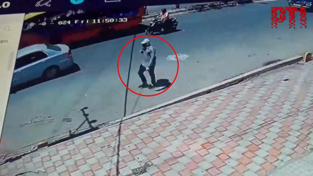 Rameshwaram Cafe Blast: संदिग्ध का Cctv वीडियो आया सामने, मास्क और टोपी पहने दिखा आदमी 1 Rameshwaram Cafe Blast