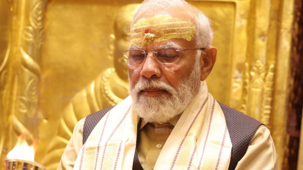 Photos: पीएम मोदी का मेगा शो, काशी विश्वनाथ मंदिर में की पूजा-अर्चना 4 Photos Pm Modi