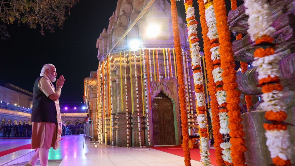Photos: पीएम मोदी का मेगा शो, काशी विश्वनाथ मंदिर में की पूजा-अर्चना 3 Photos Pm Modi