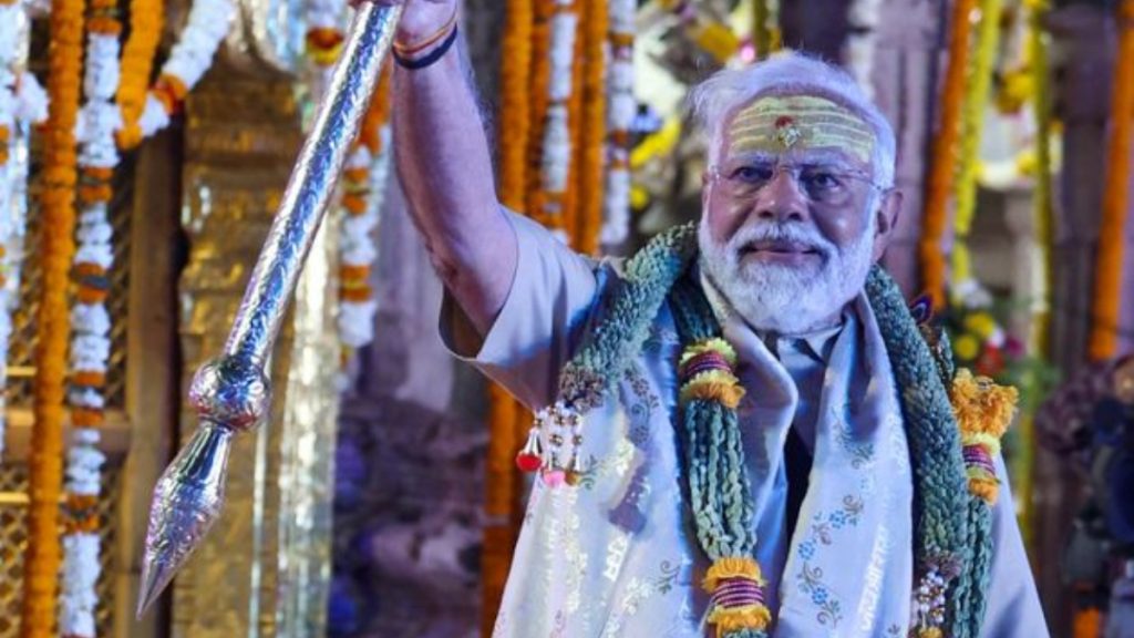 Photos: पीएम मोदी का मेगा शो, काशी विश्वनाथ मंदिर में की पूजा-अर्चना 1 Photos Pm Modi