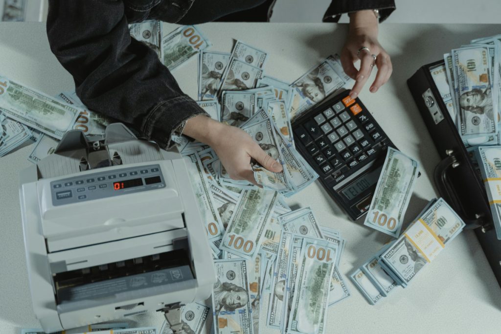 Personal Finance: अकेली महिलाएं इस तरह करें पैसों की बचत, आप भी जानें 2 Income Source