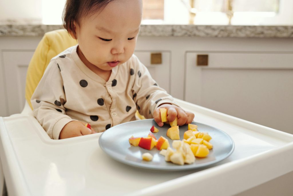 Parenting Tips: अपने बच्चों को जंक फूड से रखें दूर, जानें क्या है तरीका 2 Kid Eating