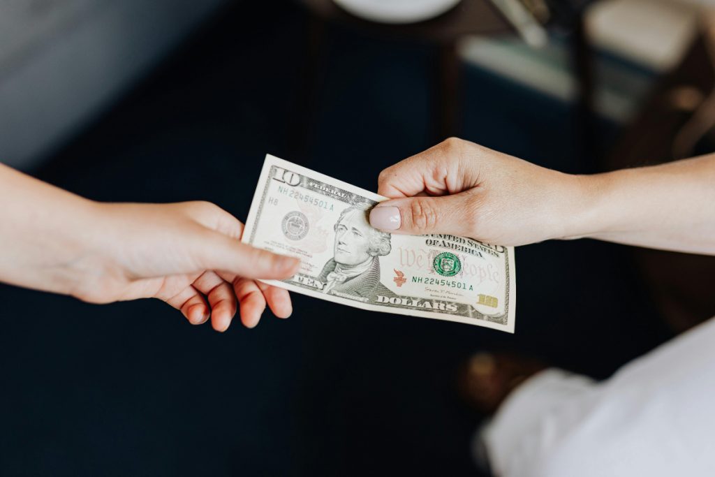 Personal Finance: अकेली महिलाएं इस तरह करें पैसों की बचत, आप भी जानें 5 Loan 1