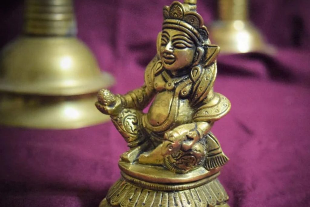 Vastu Tips For Locker: अपने लॉकर में रखें ये 5 चीजें, कभी नहीं होगी धन की कमी 4 Lord Kuber Idol