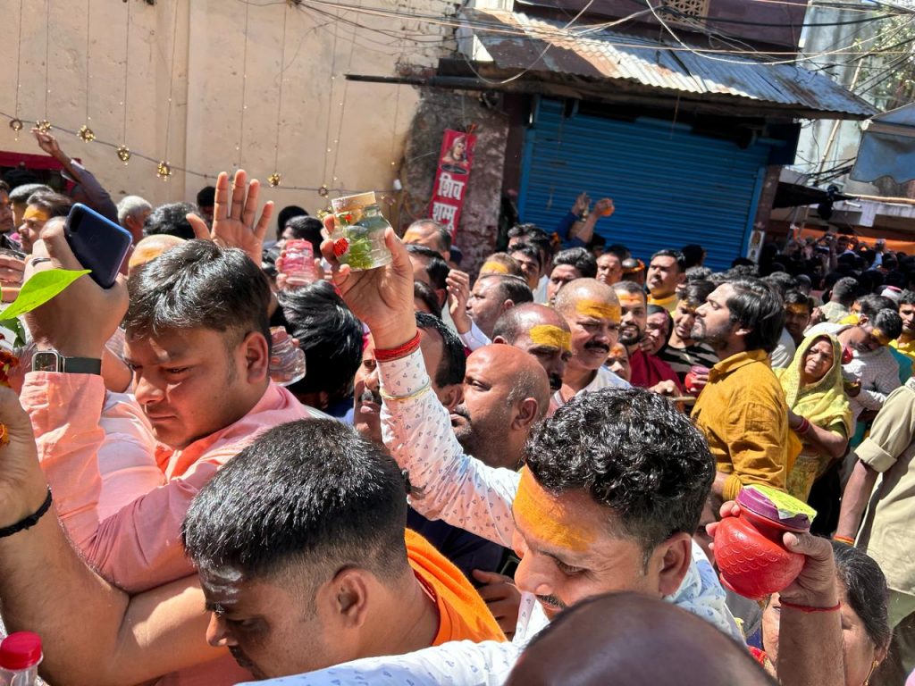 महाशिवरात्रि पर बाबा मंदिर में श्रद्धालुओं का सैलाब, 5000 कार्ड जारी करने से मची अफरातफरी 1 Maha Shivratri Celebration In Deoghar