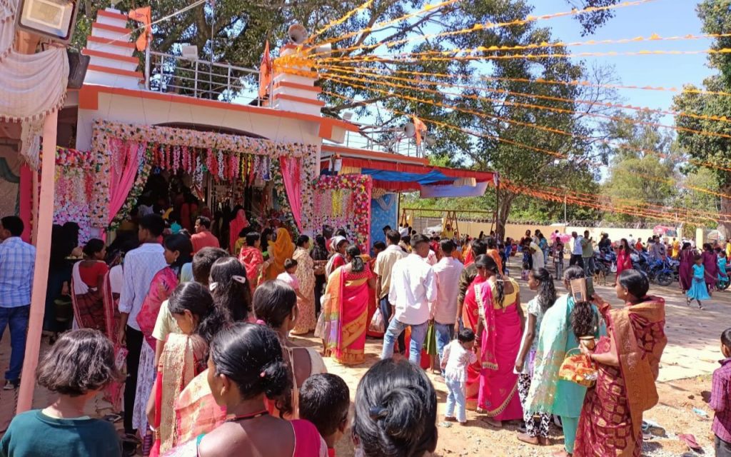Photos: महाशिवरात्रि पर शिवमय गुमला, भूत-पिशाच के साथ बारात लेकर निकले भोलेनाथ, मंदिरों में गूंजते रहे शंख-घंटे 2 Mahashivratri Gumla Karamtoli