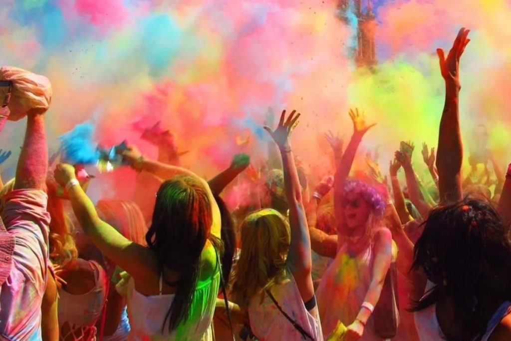 Holi Party At Home: घर पर करना चाहते हैं शानदार होली पार्टी होस्ट, ये हैं आप के लिए कुछ आइडियाज 2 Music And Dance At Holi Party