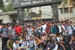 शिक्षा विभाग के आदेश के खिलाफ छात्रों का प्रदर्शन