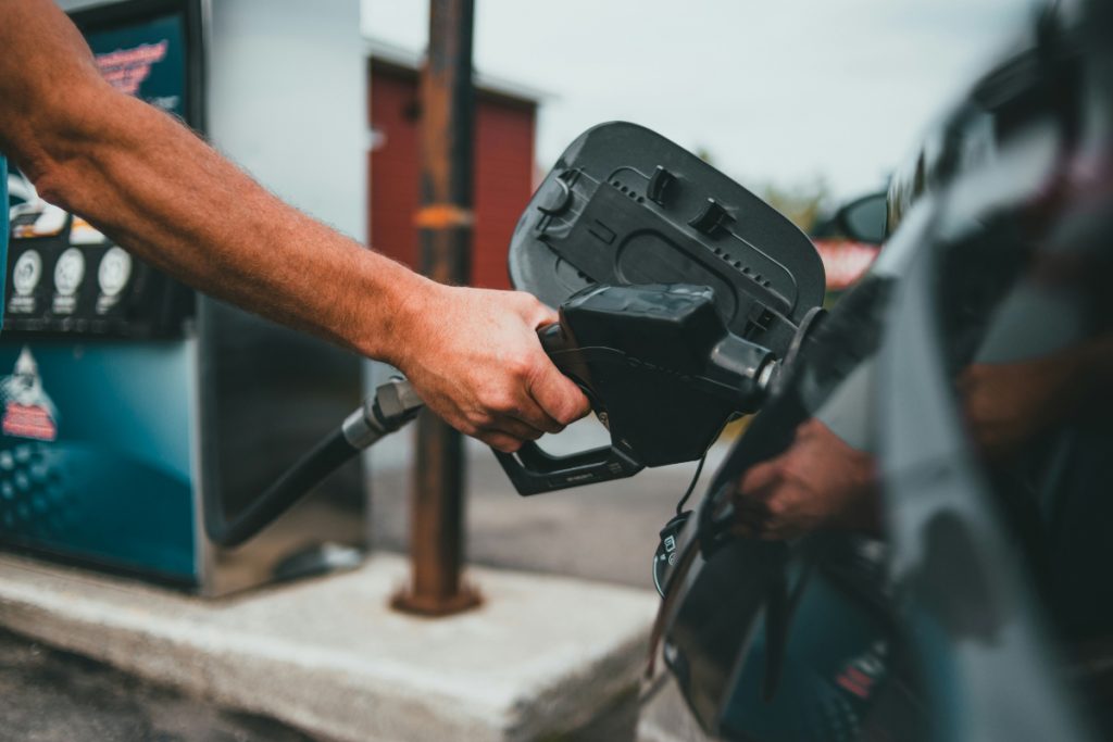 भारत से सस्ती हैं दुबई में ये चीजें, लिस्ट देखकर चौंक जाएंगे आप 4 Petrol