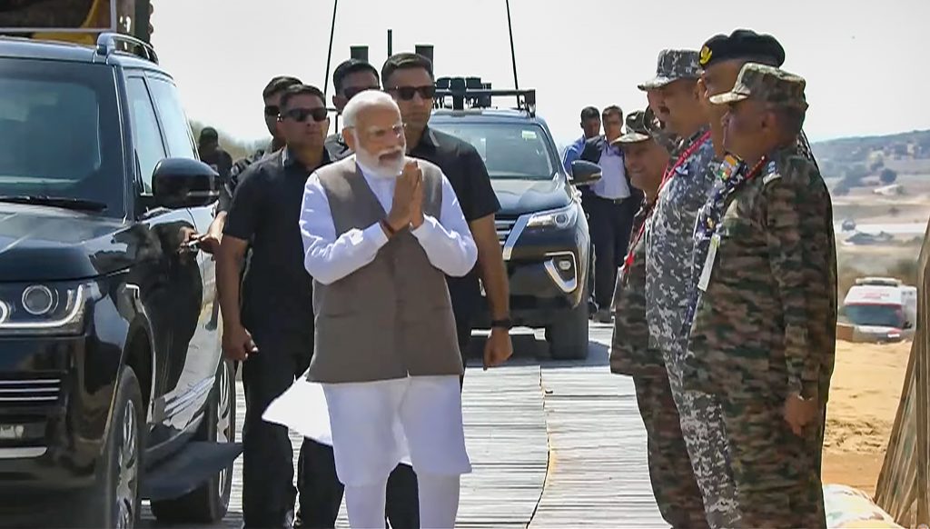 Bharat Shakti: तोपों, टैंकों और लड़ाकू विमानों की गर्जना से गूंज उठा पोखरण, पीएम मोदी बोले- यही तो है भारत शक्ति 1 Pm Modi 2 1