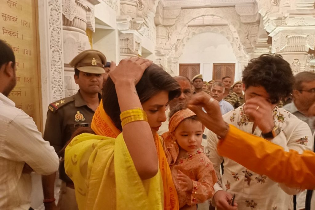 निक जोनस और बेटी मालती के साथ अयोध्या नगरी पहुंची प्रियंका चोपड़ा, रामलला के किये दर्शन 2 Priyanka Chopra 1