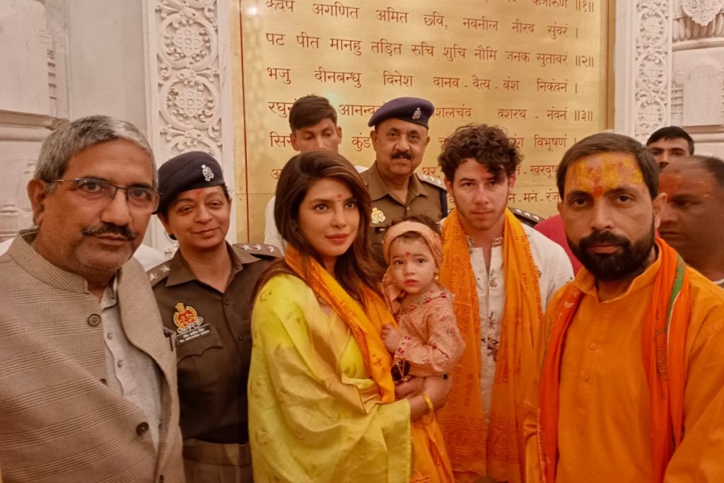 निक जोनस और बेटी मालती के साथ अयोध्या नगरी पहुंची प्रियंका चोपड़ा, रामलला के किये दर्शन 1 Priyanka Chopra