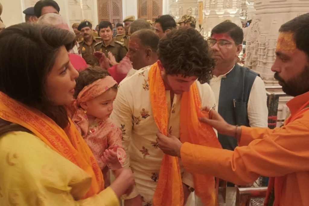 निक जोनस और बेटी मालती के साथ अयोध्या नगरी पहुंची प्रियंका चोपड़ा, रामलला के किये दर्शन 3 Priyanka Chopra 2