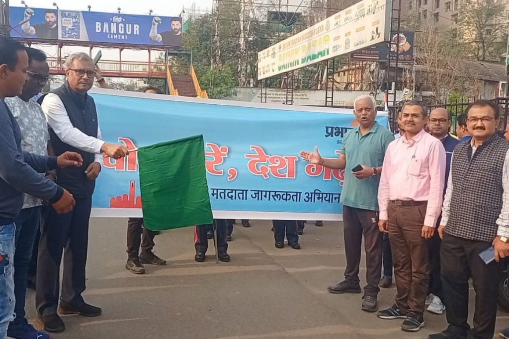 रांची में प्रभात खबर की मतदाता जागरूकता रैली, डीसी राहुल कुमार सिन्हा ने लोगों से की मतदान करने की अपील 2 Ranchi Rally 2
