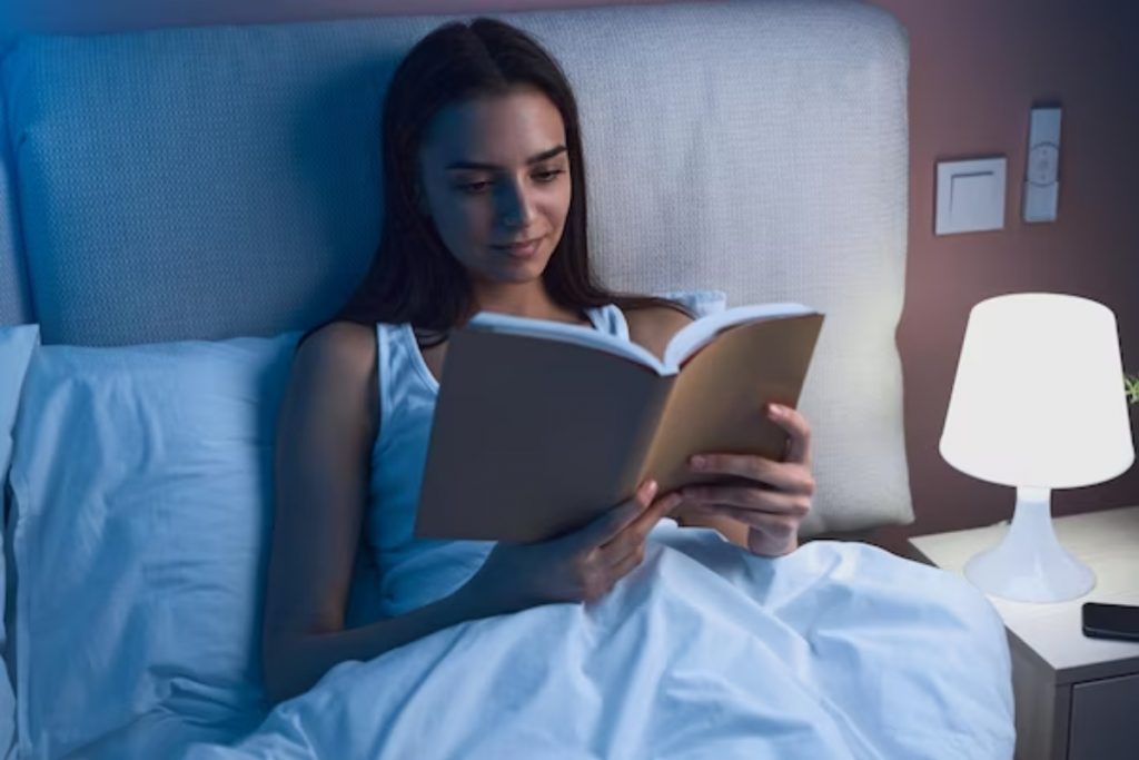 Health Tips: रात में नींद लेने की जगह गिन रहे हैं तारे तो इन उपायों को अपनाइए, हो जाएगा काम 4 Reading Book
