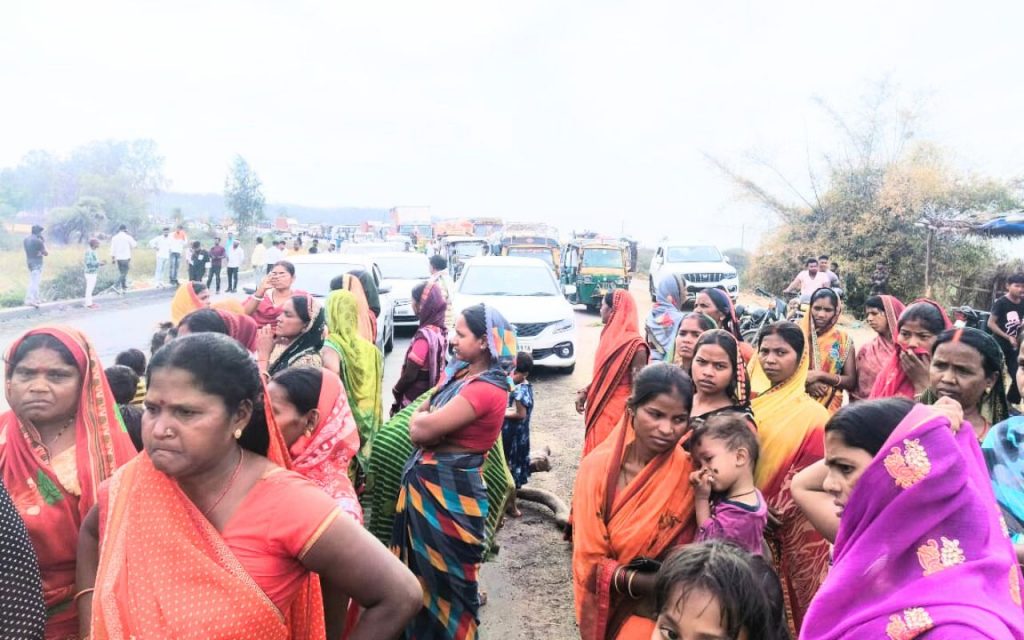 कोडरमा के चंदवारा में हादसे के बाद रांची-पटना रोड जाम, पथराव में थाना प्रभारी घायल, देखें लाठीचार्ज का Video 1 Road Accident Koderma
