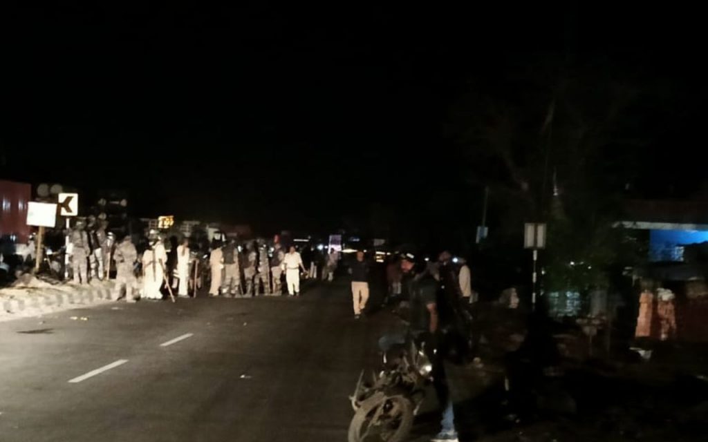 कोडरमा के चंदवारा में हादसे के बाद रांची-पटना रोड जाम, पथराव में थाना प्रभारी घायल, देखें लाठीचार्ज का Video 2 Road Accident Koderma News