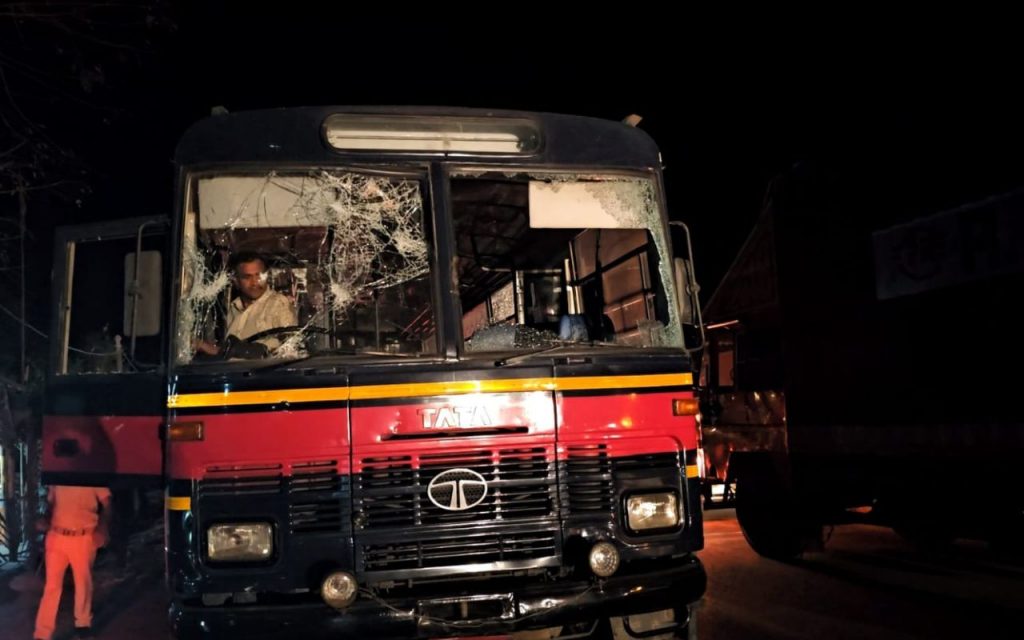 कोडरमा के चंदवारा में हादसे के बाद रांची-पटना रोड जाम, पथराव में थाना प्रभारी घायल, देखें लाठीचार्ज का Video 5 Road Accident Koderma Road Jam