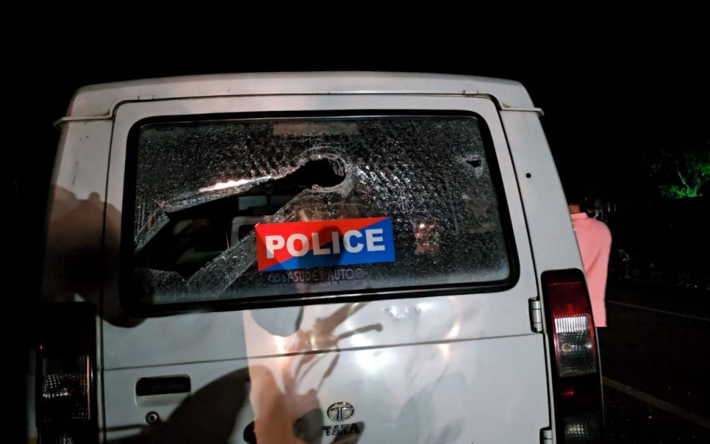 कोडरमा के चंदवारा में हादसे के बाद रांची-पटना रोड जाम, पथराव में थाना प्रभारी घायल, देखें लाठीचार्ज का Video 6 Road Accident Koderma Road Jam News