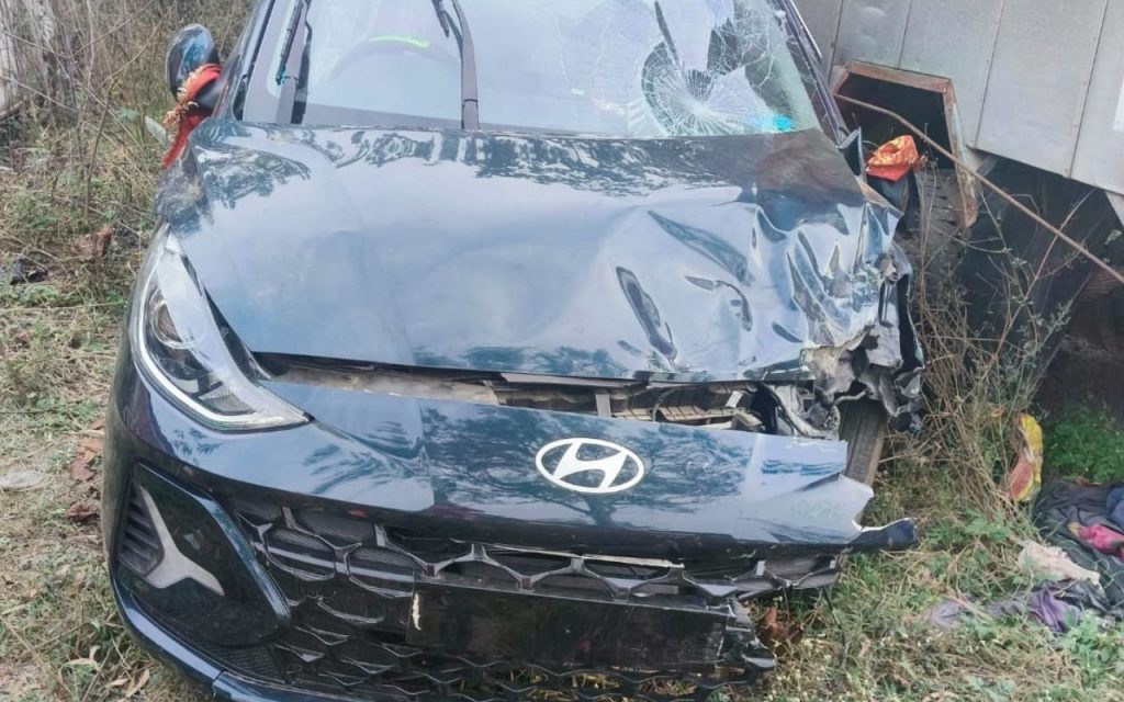कोडरमा के चंदवारा में हादसे के बाद रांची-पटना रोड जाम, पथराव में थाना प्रभारी घायल, देखें लाठीचार्ज का Video 8 Road Accident Koderma Road Jam News Today 1
