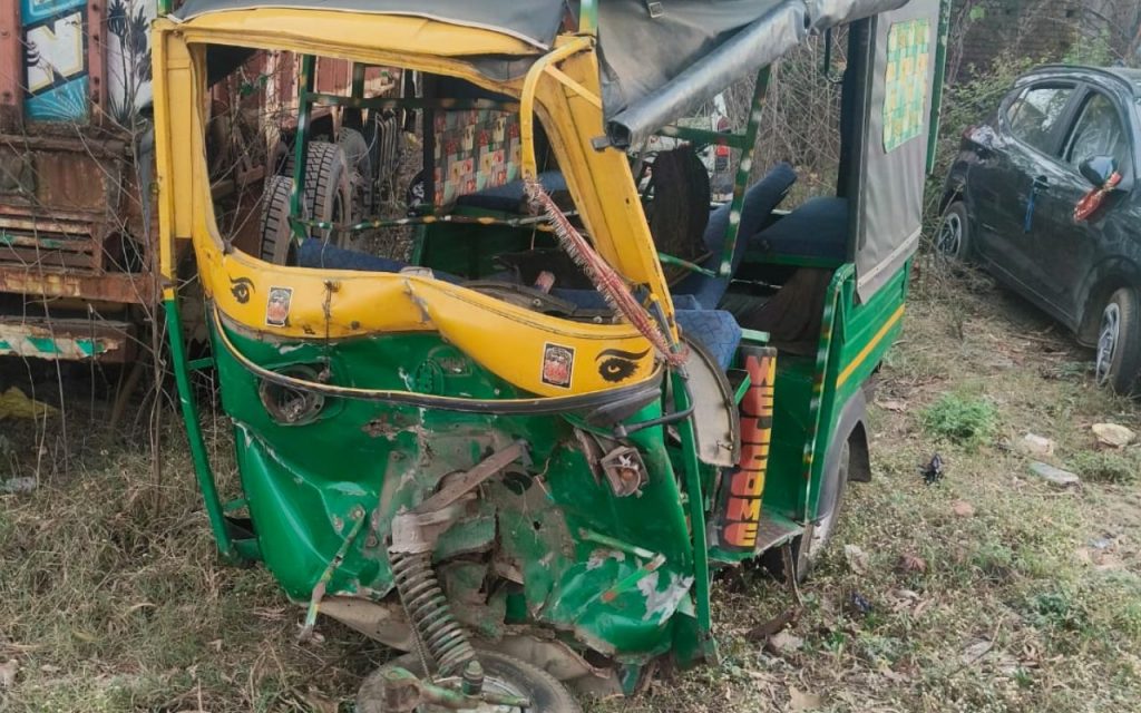 कोडरमा के चंदवारा में हादसे के बाद रांची-पटना रोड जाम, पथराव में थाना प्रभारी घायल, देखें लाठीचार्ज का Video 7 Road Accident Koderma Road Jam News Today