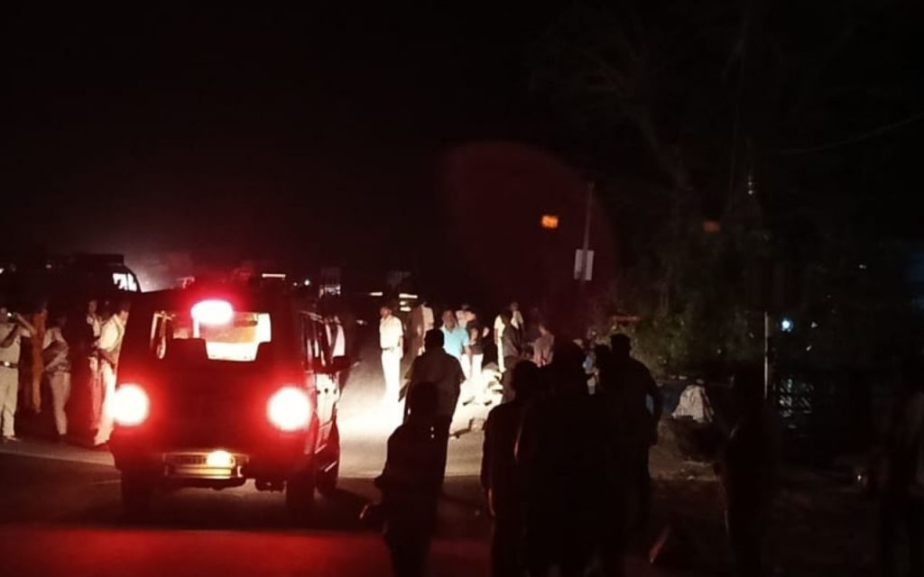 कोडरमा के चंदवारा में हादसे के बाद रांची-पटना रोड जाम, पथराव में थाना प्रभारी घायल, देखें लाठीचार्ज का Video 4 Road Accident Koderma Today News