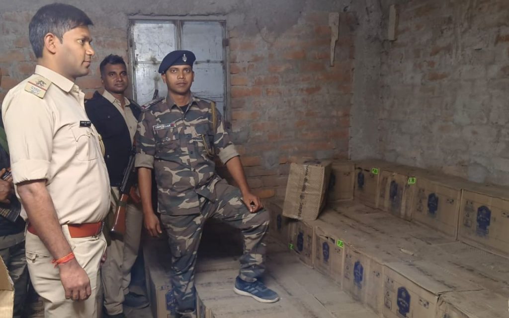 साहिबगंज : एक घर में रखी थी 50 लाख की विदेशी शराब, पुलिस ने किया जब्त, जानें क्या है बिहार और लोकसभा कनेक्शन 1 Sahibganj Liquor 1