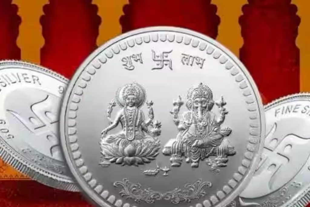 Vastu Tips For Locker: अपने लॉकर में रखें ये 5 चीजें, कभी नहीं होगी धन की कमी 3 Silver Coins