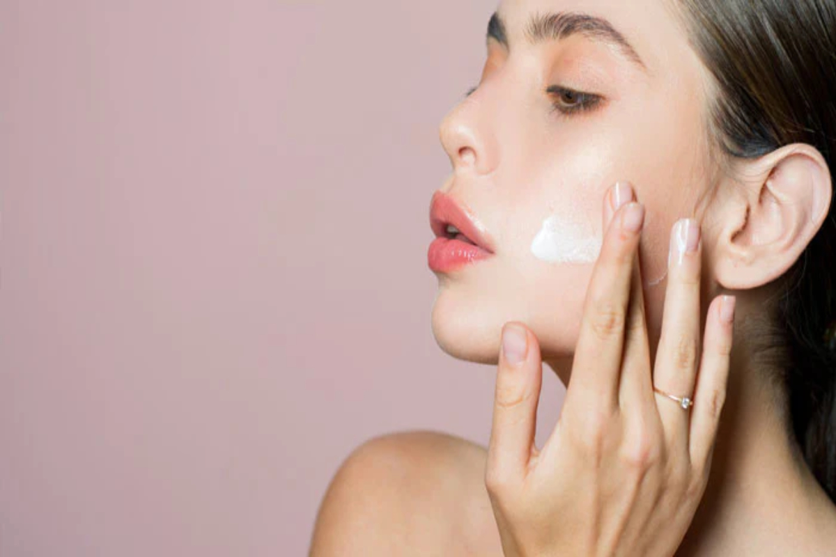 Skin Care: नहाने के तुरंत बाद चेहरे पर लगाएं ये 5 चीजें, मिलेगा गजब का निखार 1 Skin-Care-