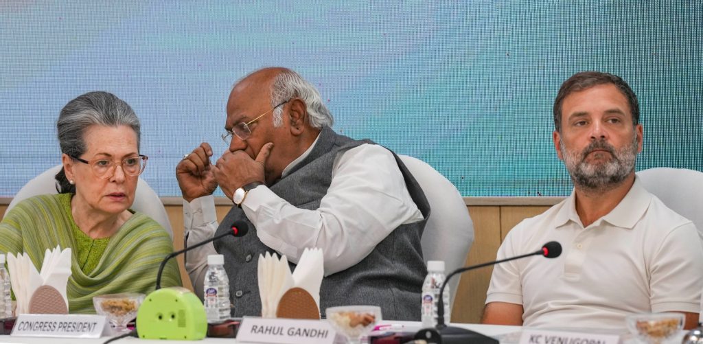 मोदी सरकार की गारंटी का वही होगा, जो 2004 में ‘इंडिया शाइनिंग’ का हुआ, मल्लिकार्जुन खरगे ने कहा 1 Sonia Gandhi With Rahul Gandhi