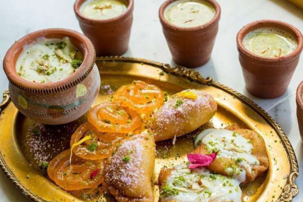 Holi Party At Home: घर पर करना चाहते हैं शानदार होली पार्टी होस्ट, ये हैं आप के लिए कुछ आइडियाज 4 Thandai And Gujiya In Holi