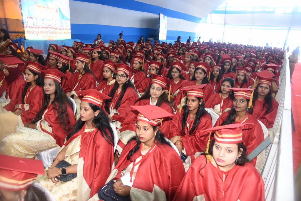 जमशेदपुर वीमेंस यूनिवर्सिटी के प्रथम दीक्षांत समारोह में 28 छात्राओं को मिला गोल्ड मेडल 2 University1