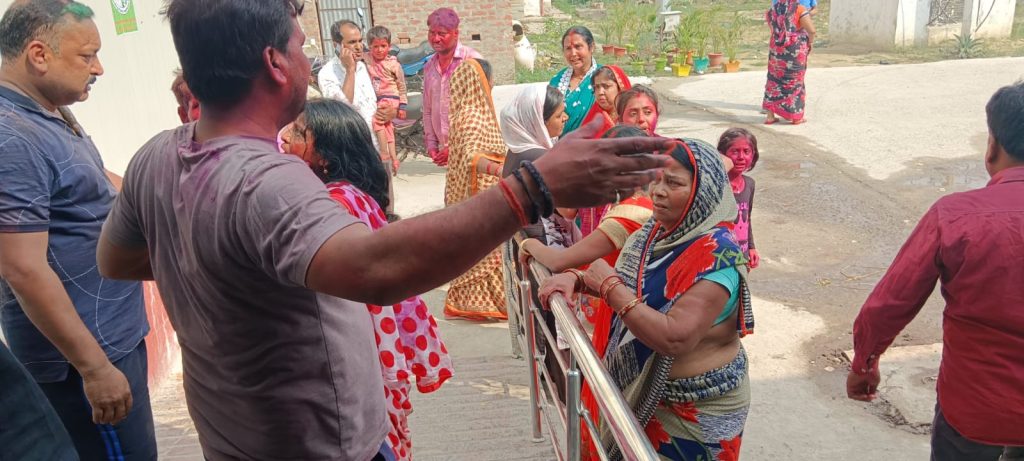 अस्पताल के बाहर रोते बिलखते परिजन