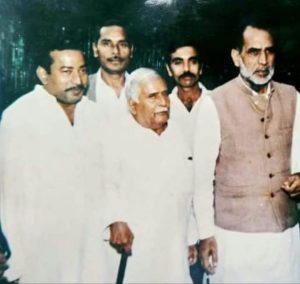 पूर्व प्रधानमंत्री चंद्रशेखर के साथ स्व पं राजमंगल मिश्र
