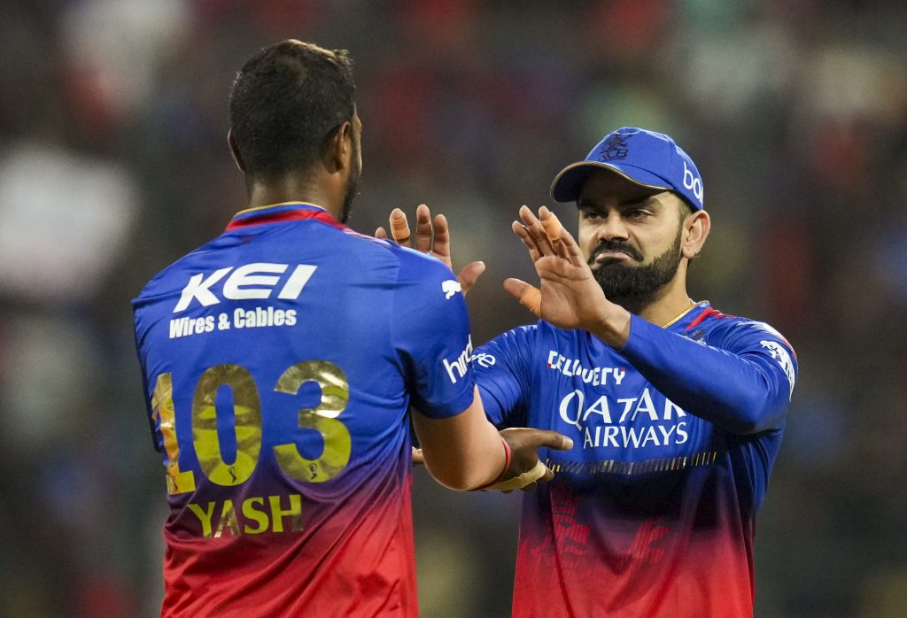Ipl 2024 : आरसीबी का यह बल्लेबाज विकेटों के बीच बुलेट ट्रेन की रफ्तार से दौड़ लगा रहा 2 02041 Pti04 02 2024 000341B