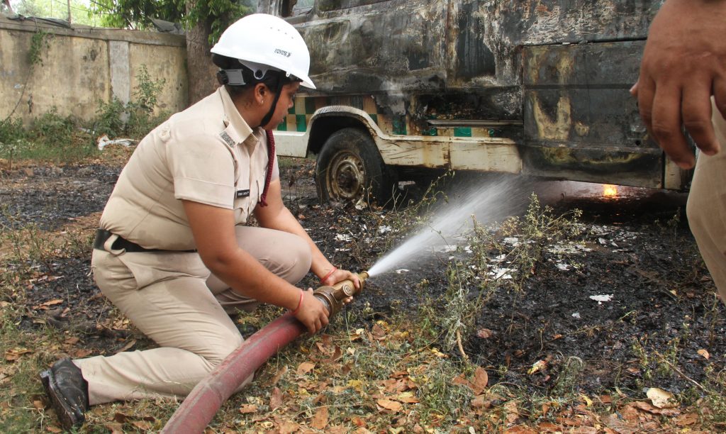 12 महिला दमकल कर्मी आग को बुझाती