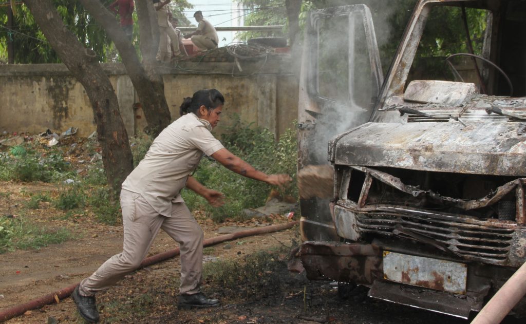 15 गाड़ी में लगी आग पर काबु पाने के लिए पत्थर उठाकर तोड़ती महिला दमकल कर्मी