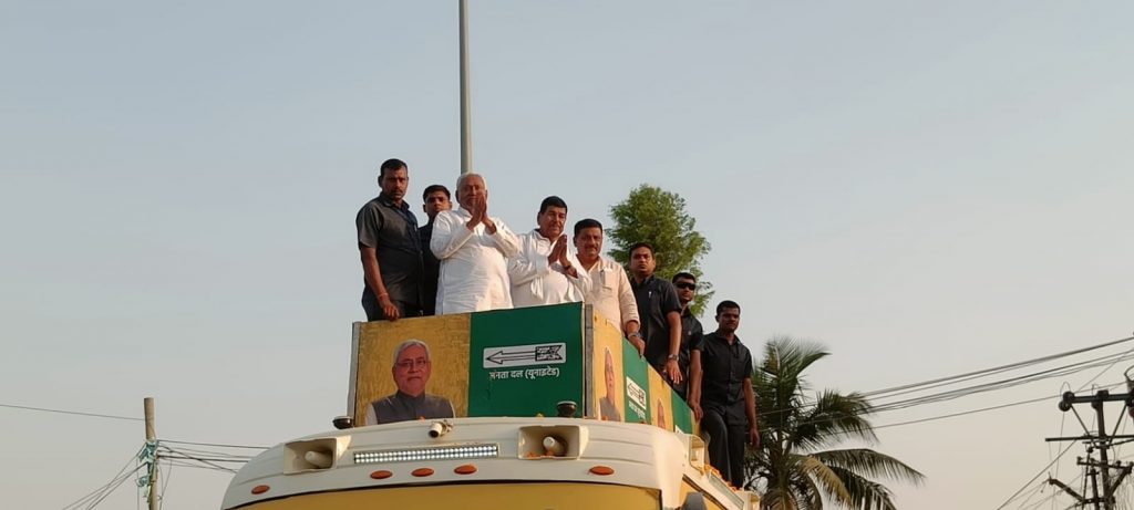 Madhepura सीएम नीतीश ने निश्चय रथ पर सवार हो किया रोड शो, जदयू प्रत्याशी के समर्थन में मांगा वोट 1 30 Apr Mdp 52