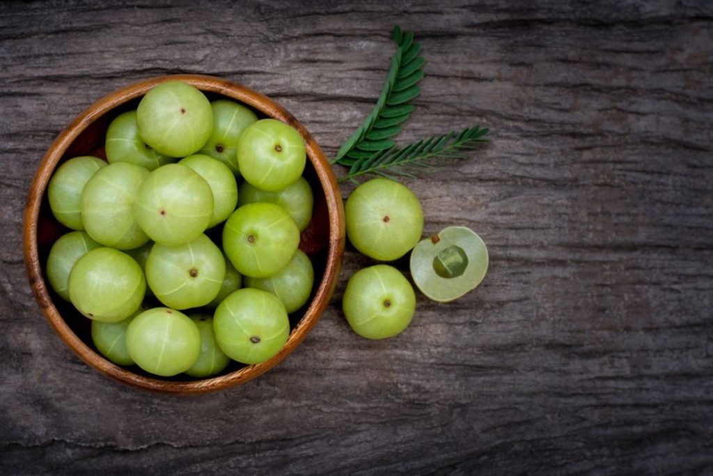 Hair Care With Amla: अब आंवले का पानी करेगा आपके सफेद बालों की समस्या को दूर 1 Amla