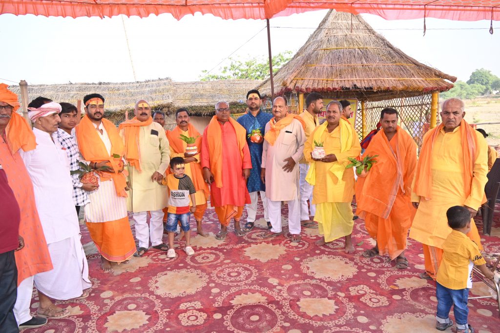 Lakshmi Narayan Yagya: बलिया के सिंहपुर में भव्य कलश शोभा यात्रा के साथ शुरू हुआ लक्ष्मी नारायण महायज्ञ, देखें अद्भुत तस्वीरें 4 Dsc 0440