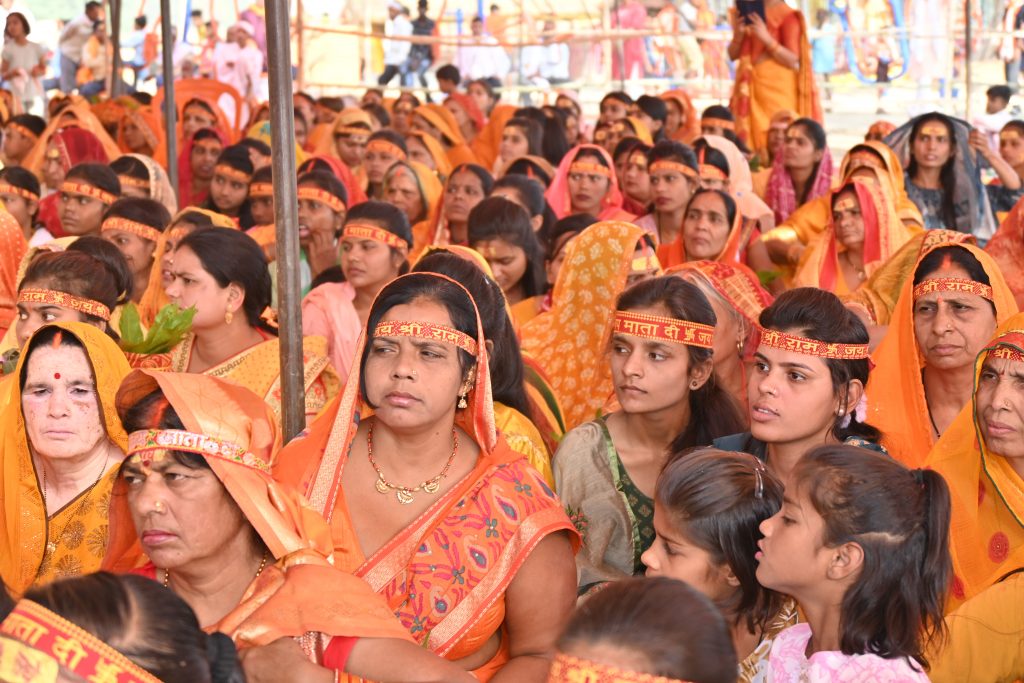 Lakshmi Narayan Yagya: बलिया के सिंहपुर में भव्य कलश शोभा यात्रा के साथ शुरू हुआ लक्ष्मी नारायण महायज्ञ, देखें अद्भुत तस्वीरें 9 Dsc 0534