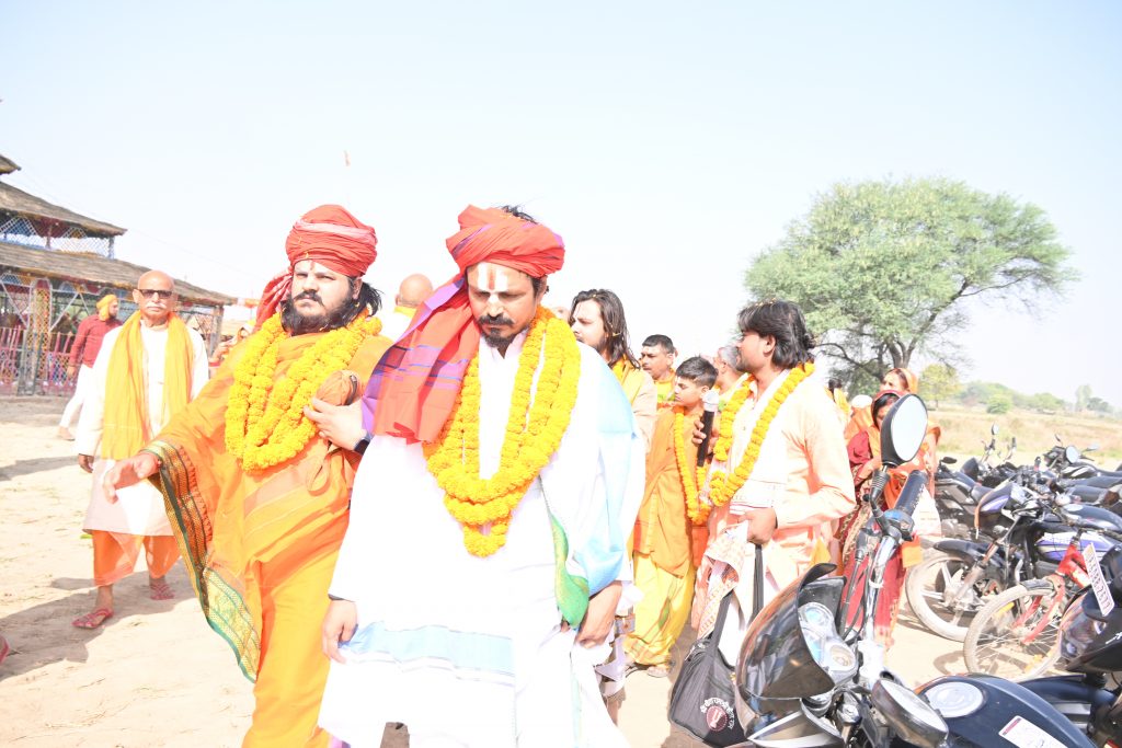 Lakshmi Narayan Yagya: बलिया के सिंहपुर में भव्य कलश शोभा यात्रा के साथ शुरू हुआ लक्ष्मी नारायण महायज्ञ, देखें अद्भुत तस्वीरें 10 Dsc 0577