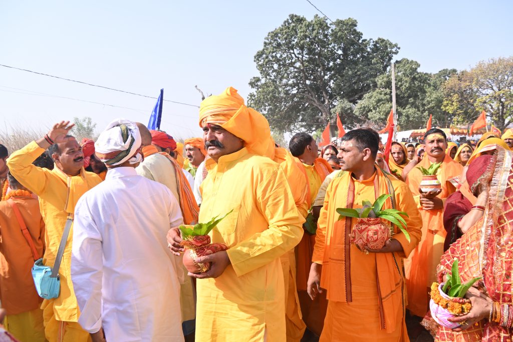 Lakshmi Narayan Yagya: बलिया के सिंहपुर में भव्य कलश शोभा यात्रा के साथ शुरू हुआ लक्ष्मी नारायण महायज्ञ, देखें अद्भुत तस्वीरें 2 Dsc 0587