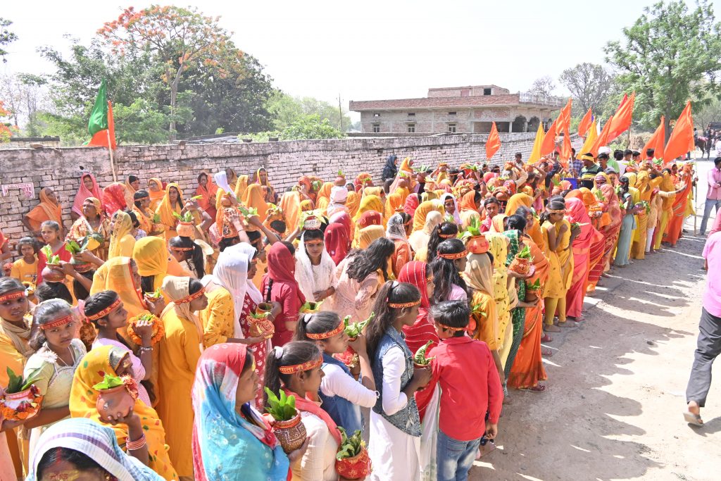 Lakshmi Narayan Yagya: बलिया के सिंहपुर में भव्य कलश शोभा यात्रा के साथ शुरू हुआ लक्ष्मी नारायण महायज्ञ, देखें अद्भुत तस्वीरें 12 Dsc 0669