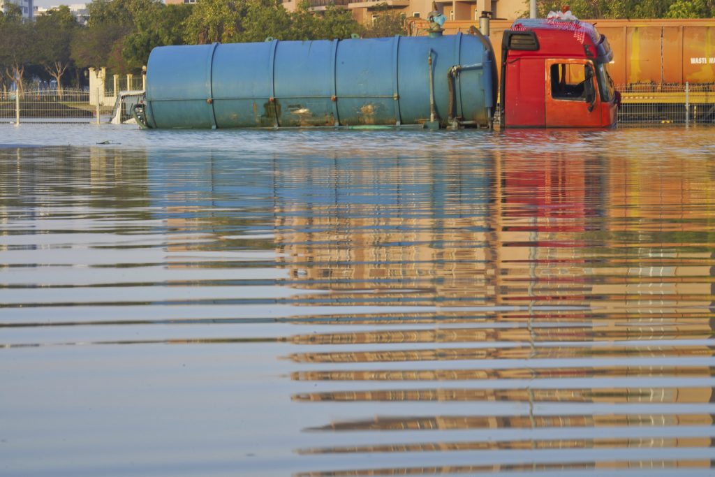 Dubai Flood: क्या है क्लाउड सीडिंग, Uae में जलप्रलय की बड़ी वजह, दिल्ली से 19 उड़ानें रद्द हेल्पलाइन नंबर जारी 1 Dubai 1