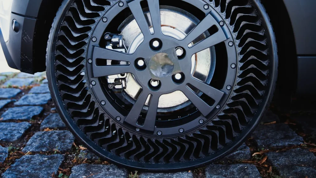 Uptis: एक टायर ऐसा, जिसमें ना हवा भराने की जरूरत और ना पंचर का झंझट! 3 Michelin Uptis Airless Tyre 2