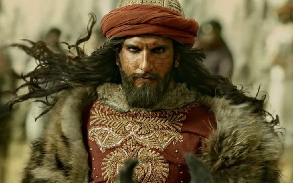 Top 5 Villain: इन एक्टर्स ने बड़े पर्दे पर खलनायक के किरदार से मचायी दहशत, खौफनाक लुक से दर्शकों के उड़ाए होश 3 Padmavaat 1
