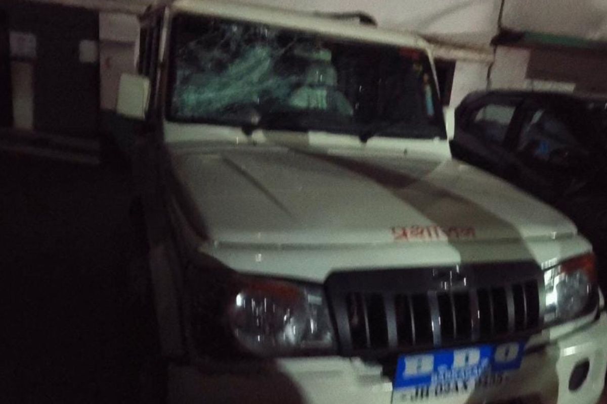 Attempt to take out a procession through the disputed route in Mahudi village of Hazaribagh, clash with administration, four vehicles damaged.
