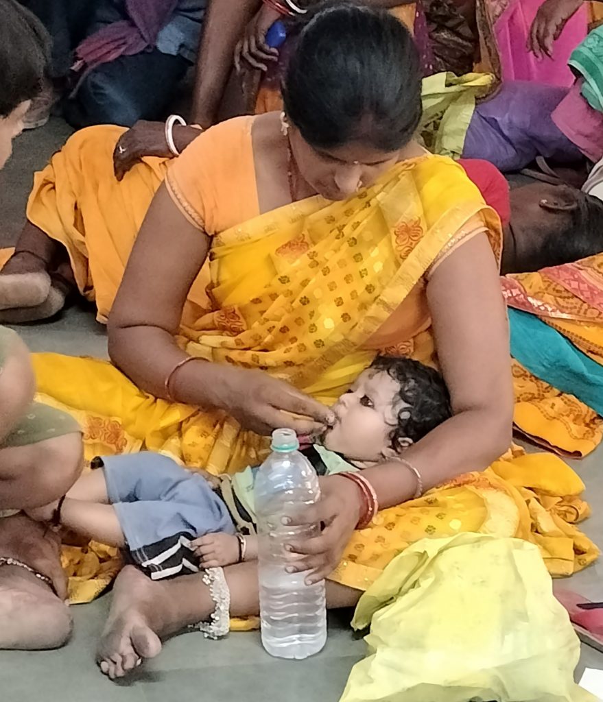 Vs11 गरमी से परेशान मायागंज अस्पताल के ओपीडी में बच्चे को बहार का पानी पीलाती महिला 1